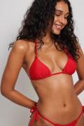 NA-KD Swimwear Vattert trekant trekant-bikinitopp - Red