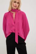 NA-KD Bluse med lange ermer og knyting i halsen - Pink