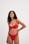 NA-KD Swimwear Bikinitruse med høy skjæring - Red