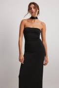 Claire Rose x NA-KD Bandeau kjole med detaljer - Black