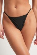 NA-KD Swimwear Bikini-stringtruse med tynne stropper - Black