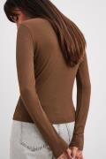 NA-KD Basic Ribbet genser med lange ermer og turtleneck - Brown