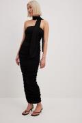 NA-KD Trend Rynket kjole med en skjerfdetalj - Black