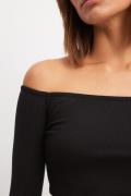 NA-KD Basic Off shoulder-topp med ribber - Black