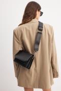 NA-KD Accessories Crossover Bag i skinn med lomme - Black