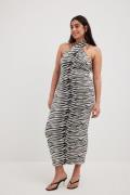 NA-KD Trend Strikket kjole med sebramønster og kryss foran - Multicolo...