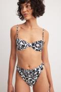 NA-KD Swimwear Bikinitruse med høyt liv - Flower