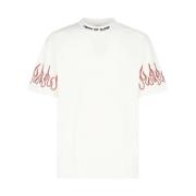 Hvit T-skjorte med røde flammer