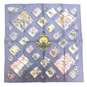 Pre-owned Silk scarves