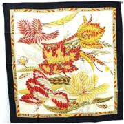 Pre-owned Silk scarves