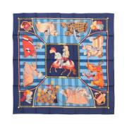 Pre-owned Silk scarves