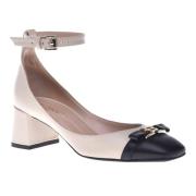 Court shoes in vanilla and black leather