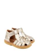 Classic Rub Sole Closed Braid Sanda Gold Pom Pom