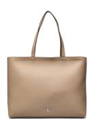 Minimal Monogram Slim Tote34 T Shopper Veske Beige Calvin Klein