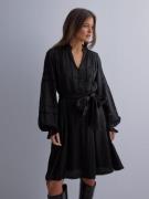 Neo Noir - Langermede kjoler - Black - Ditte Satin Dress - Kjoler - Lo...