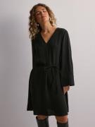 JdY - Korte kjoler - Black - Jdydivya 7/8 V-Neck Belt Dress Wvn - Kjol...