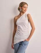 Nelly - Hvit - Structured One Shoulder Top