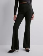 Nelly - Svart - Flare Crepe Pants