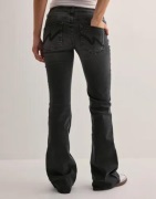 Nelly - Svart - Low Waist Perfect Bootcut Jeans