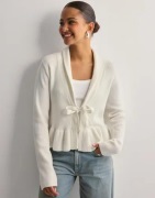 Nelly - Hvit - Flounce Tie Knit Cardigan