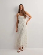 Vero Moda - Hvit - Vmsmilla Sl 7/8 Waterfall Dress Wvn