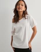 Nelly - Hvit - Slouchy Shoulder Tee