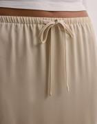 Nelly - Beige - Sleek Satin skirt