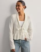 Nelly - Hvit - Flounce Tie Knit Cardigan