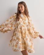 Malina - Blomstrete - Tyra high neck balloon sleeve mini dress