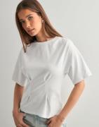 Nelly - Hvit - Waist Focus Tee