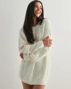 Nelly - Hvit - Oversized Cable Knit Sweater