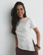 Nelly - Hvit - Asymmetric Tee