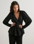 Pieces - Svart - Pcmonika Ls Flounce Top Wvn D2D