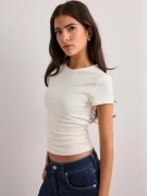 Nelly - Hvit - Sculpting Tee