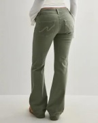 Nelly - Grønn - Low Waist Bootcut Stitch Jeans