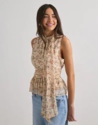 Neo Noir - Blomstrete - Ansol Meadow Printed Top