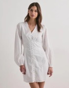 Neo Noir - Hvit - Mabel Embroidery Dress